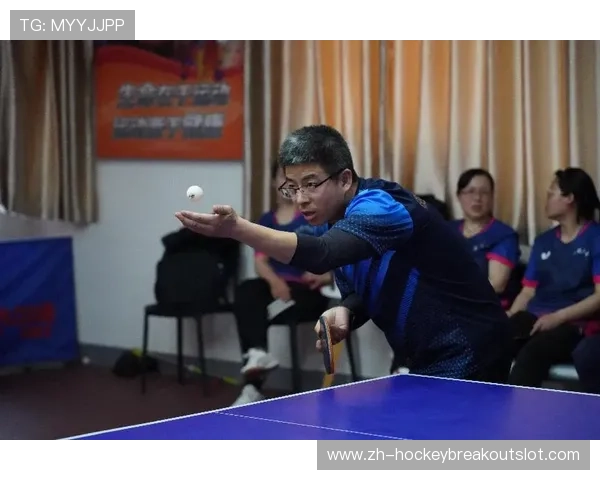 退休教师鲍立生社区教球：乒乓连接三代人