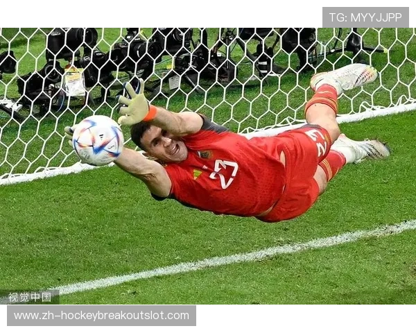 莱万特门将帕斯托尔扑出点球后跪地庆祝瞬间