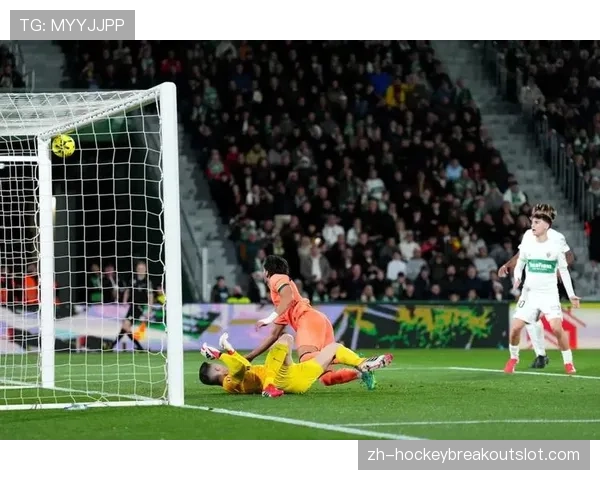 西甲实时:奥巴梅扬反越位成功,接长传后利用速度纵深突破单刀破门 西甲实时:奥巴梅扬反越位成功,接长传后利用速度纵深突破单刀破门